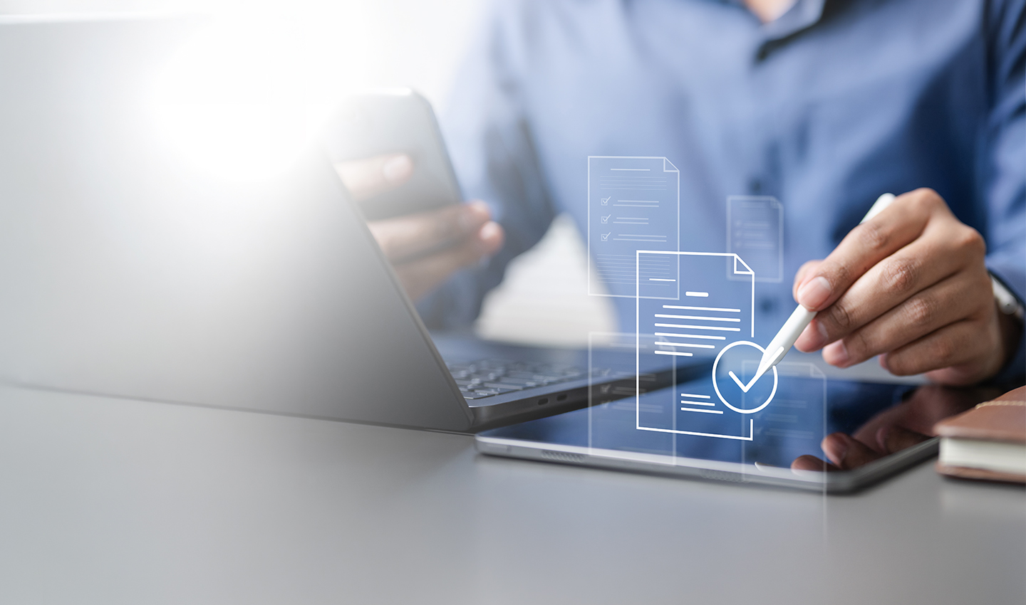  Person, die ein digitales Tablet mit Dokumentsymbolen verwendet