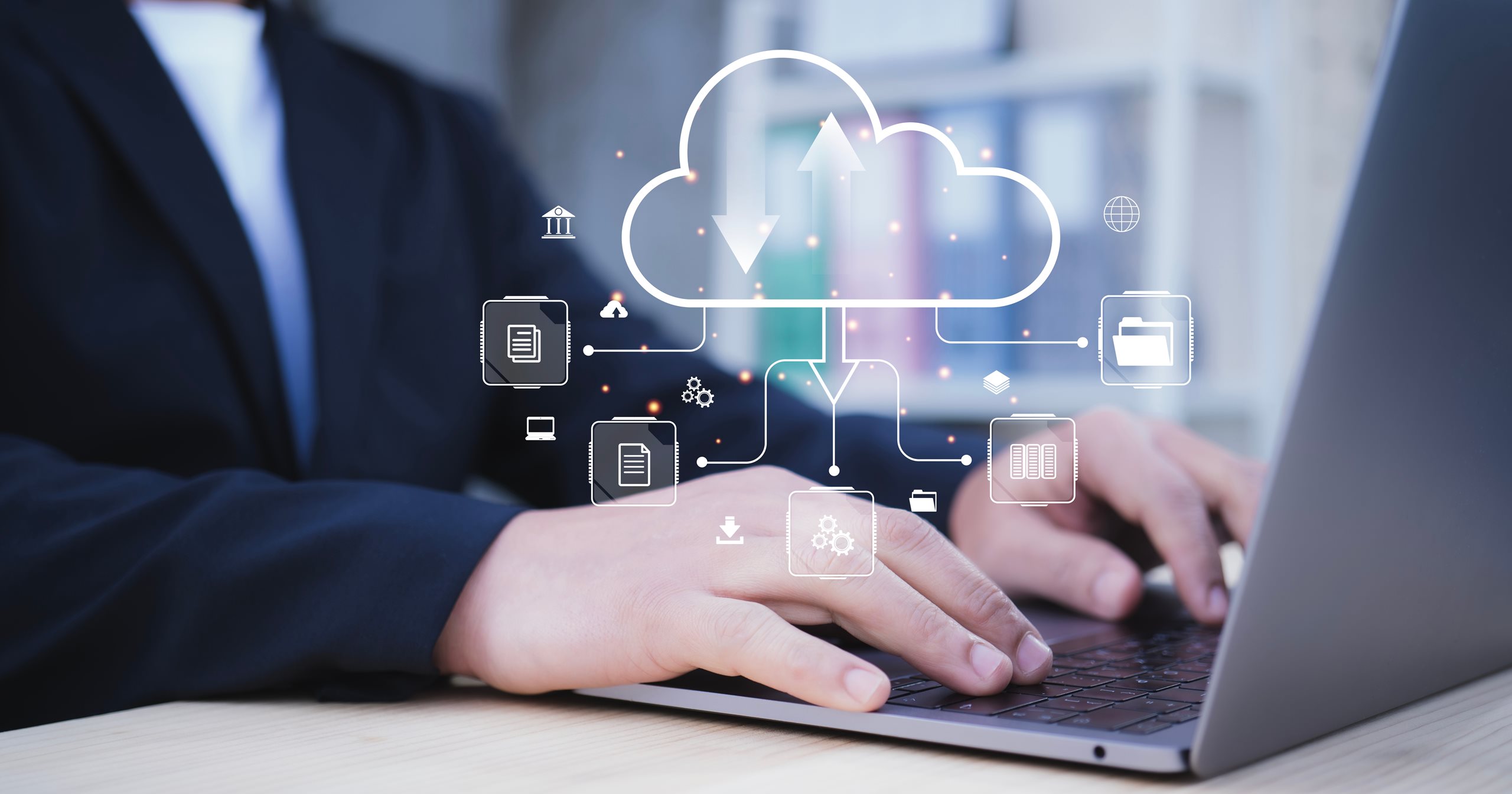Geschäftsmann arbeitet mit einem Laptop und nutzt dabei ein virtuelles Dokumentenmanagementsystem, eine Online-Dokumentationsdatenbank und ein digitales Dateispeichersystem bzw. eine Software, Datenverwaltung, Datenbanktechnologie und Dateizugriff.