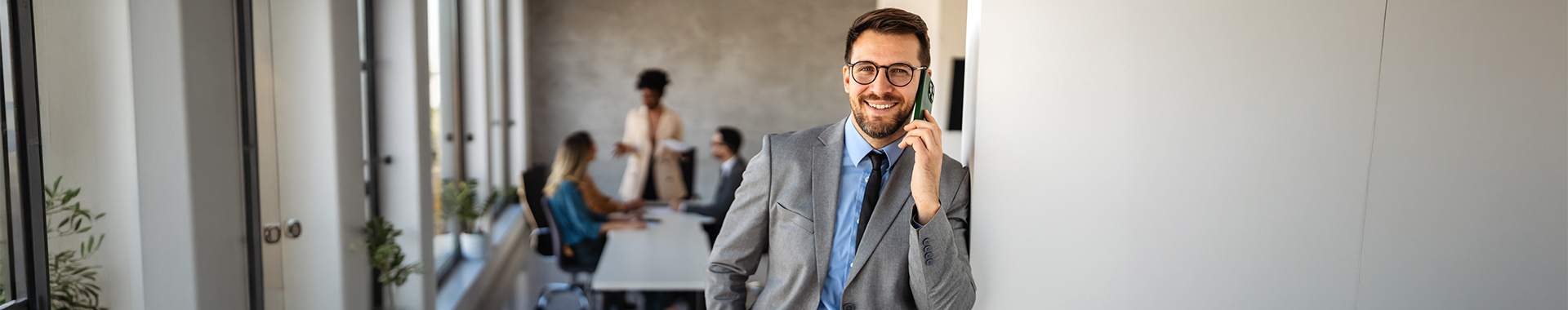 Mann telefoniert im Büro