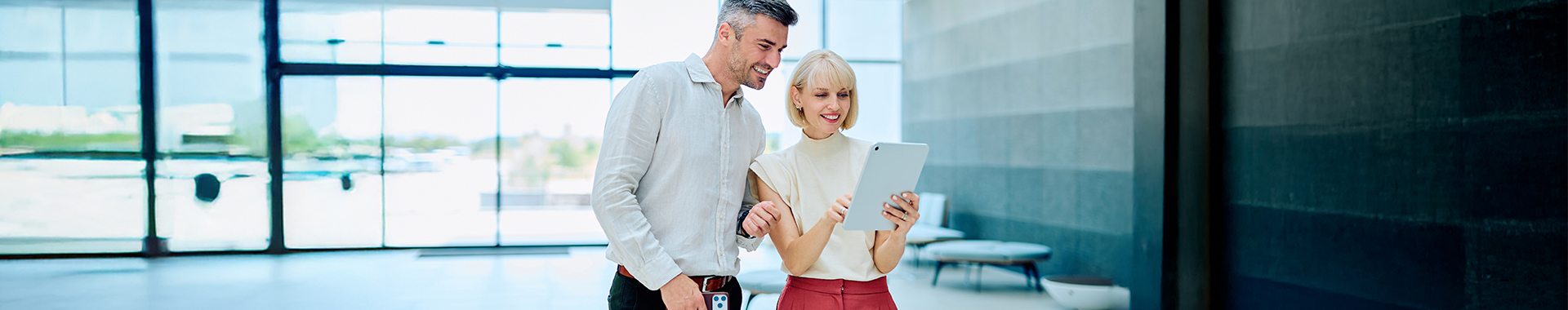 Mann und Frau schauen gemeinsam auf Tablet